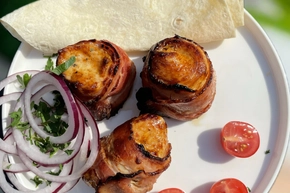 Шашлык из курицы в беконе